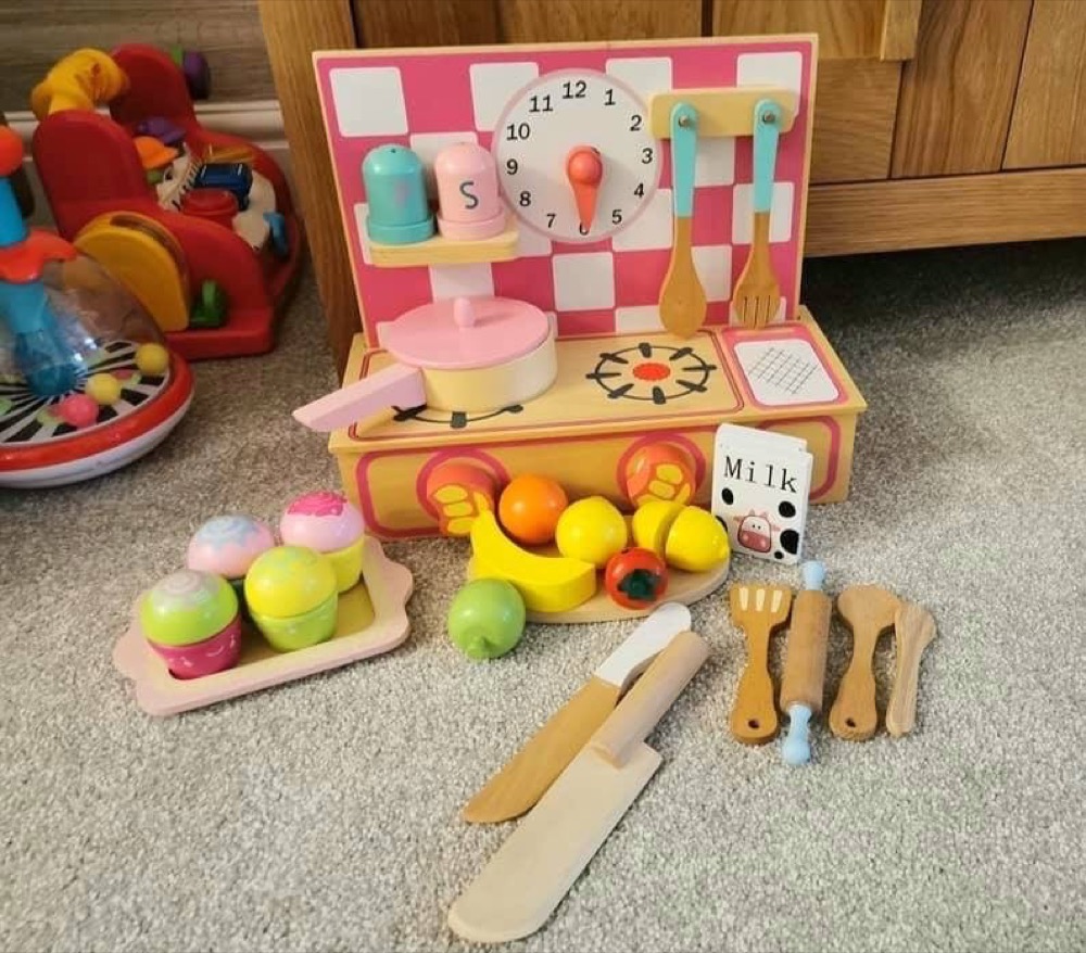 Wooden Play Kitchen & Accessories (1) - Derbyshire Toy Libraries